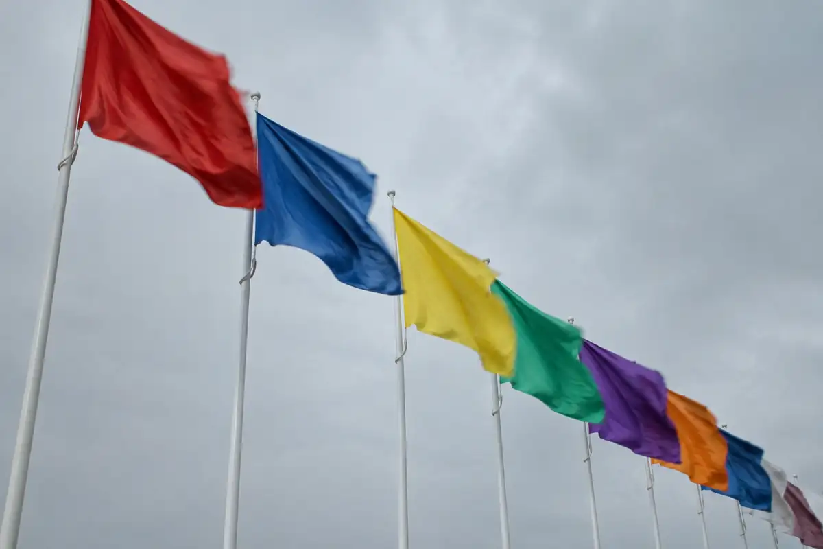 Drapeau bleu, jaune et rouge : à quel pays appartient-il ?