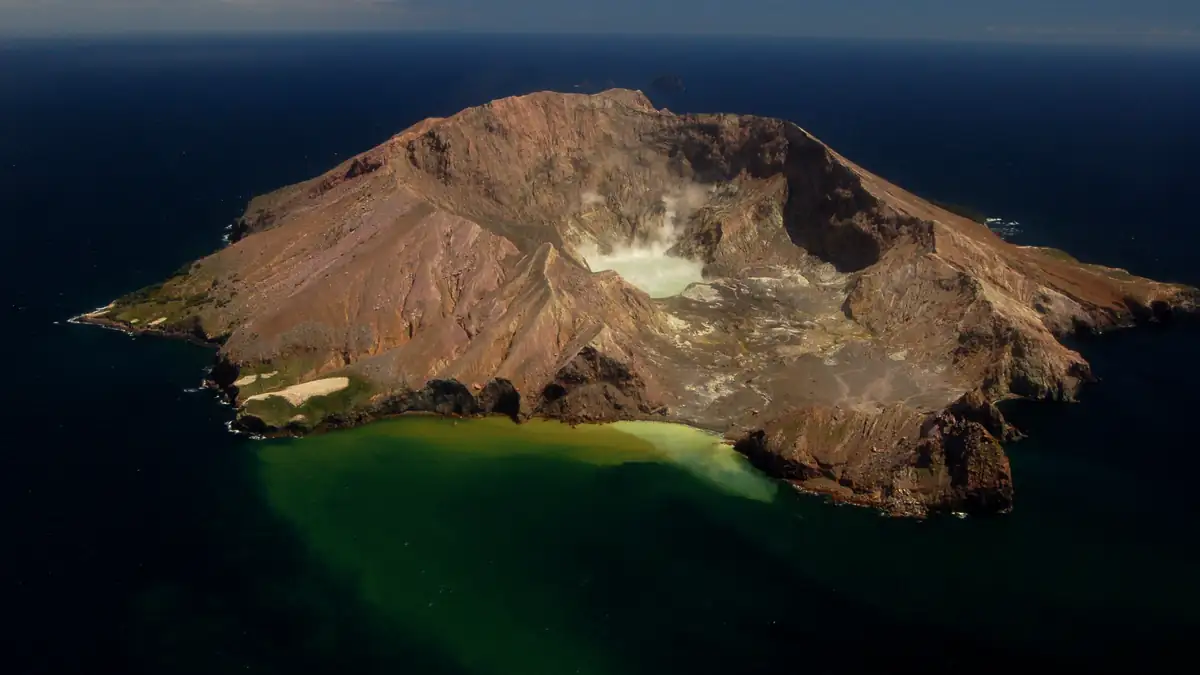 White Island : le volcan néo-zélandais en éruption, l'alerte relevée au niveau 3