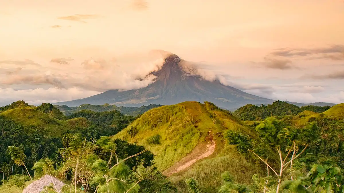Philippines : le Mayon, volcan au cône presque parfait, repasse en alerte 3 après une explosion de six minutes